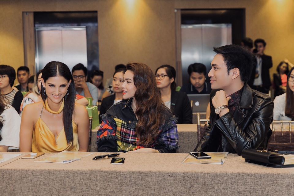 Lý Quí Khánh sang chảnh bên Hà Hồ - 2
Đôi bạn thân dự tiệc mừng hoa hậu Thái Lan Cindy Bishop tới Việt Nam