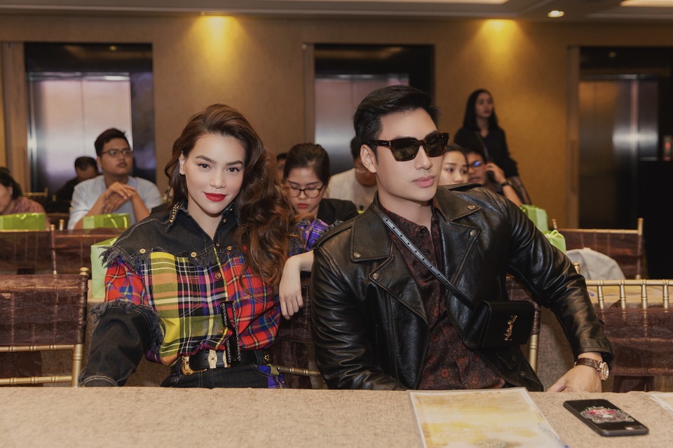 Lý Quí Khánh sang chảnh bên Hà Hồ - 3
Lý Qúi Khánh và Hà Hồ đều nổi tiếng bởi luôn chăm chút vẻ ngoài chỉn chu mỗi khi dự sự kiện