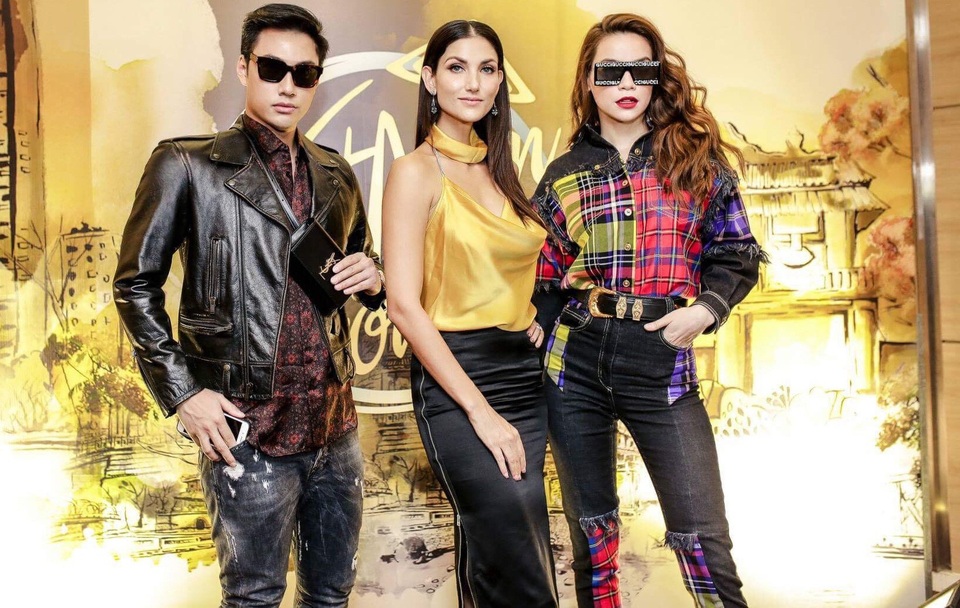 Lý Quí Khánh sang chảnh bên Hà Hồ - 4
Lý Qúi Khánh thường chọn các thương hiệu thời trang danh tiếng để trưng diện mỗi khi đi sự kiện. Trong buổi tiệc này anh đeo đồng hồ trị giá gần 2 tỷ đồng