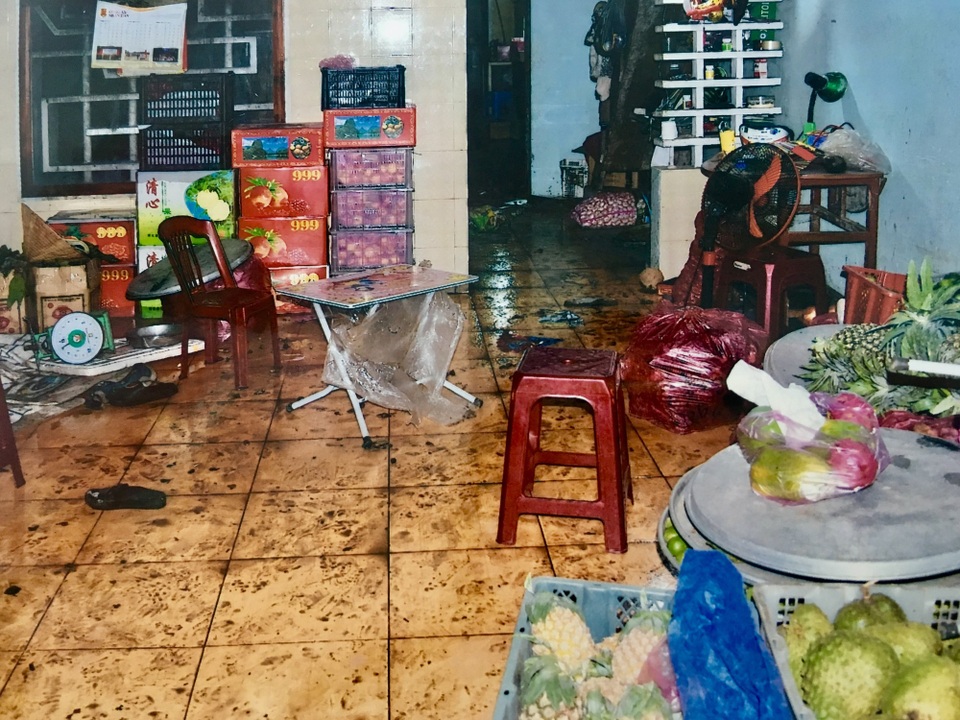 Chồng tạt xăng đốt vợ, cháy vạ luôn người can ngăn - 2 Hiện trường vụ việc