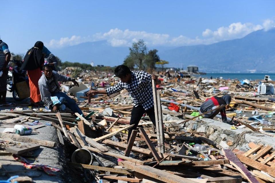 Indonesia chạy đua thời gian giải cứu nạn nhân thảm họa kép - 3 Số người thiệt mạng dự kiến sẽ tiếp tục tăng lên khi lực lượng cứu hộ cuối cùng cũng tiếp cận được khu vực Donggala, nơi trước đó bị cô lập do các con đường chính dẫn tới Donggala bị phá hủy và thông tin liên lạc cũng bị cắt đứt.