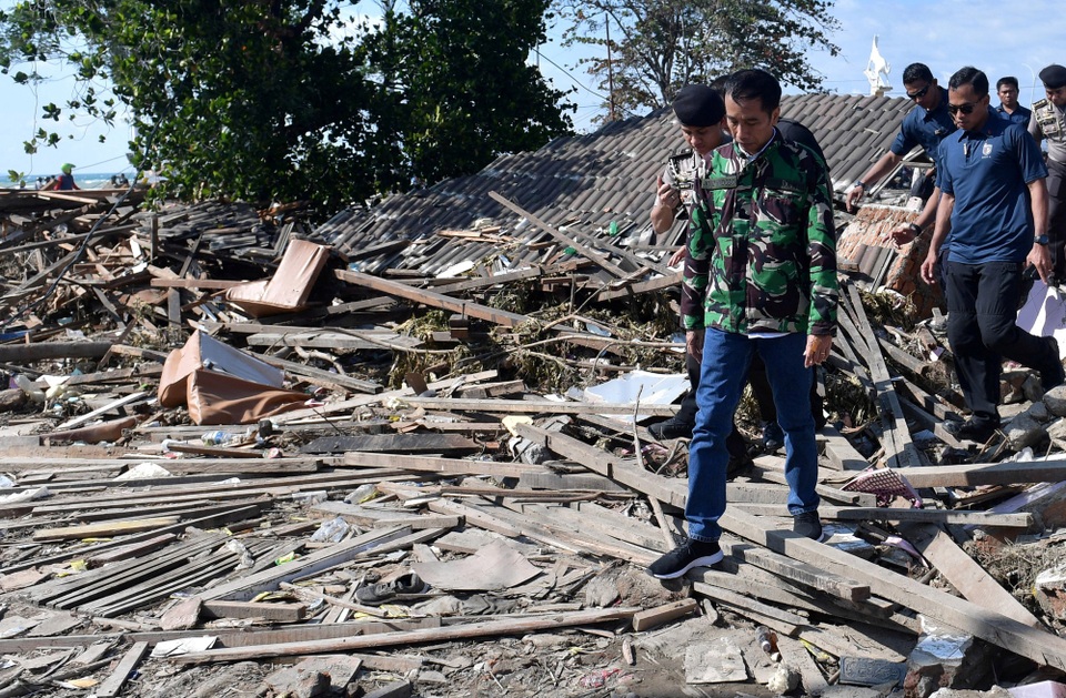 Indonesia chạy đua thời gian giải cứu nạn nhân thảm họa kép - 1 “Tôi hy vọng mọi người sẽ kiên nhẫn. Chúng ta sẽ khắc phục vấn đề này cùng nhau”, Tổng thống Indonesia Joko Widodo trấn an các nạn nhân tại miền trung Sulawesi khi ông tới thăm khu vực này hôm 30/9.