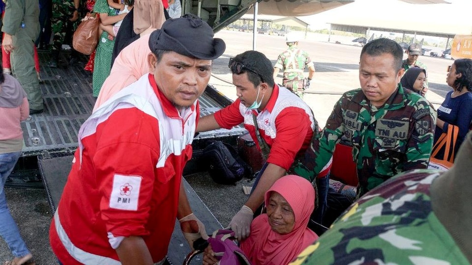 Indonesia chạy đua thời gian giải cứu nạn nhân thảm họa kép - 5 Các đội cứu hộ lẽ ra đã có thể tiếp cận Palu sớm hơn, tuy nhiên họ gặp nhiều khó khăn do đường băng tại sân bay và tháp không lưu tại Palu bị tàn phá do động đất.