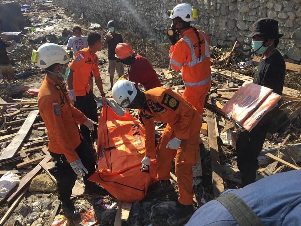 Indonesia chạy đua thời gian giải cứu nạn nhân thảm họa kép - 8 Các máy bay quân sự và dân sự đang vận chuyển hàng cứu trợ tới các khu vực chịu ảnh hưởng của thảm họa. Hiện nhu cầu chuyển các thiết bị hạng nặng để cứu những người còn sống bên dưới các đống đổ nát đang trở nên bức thiết hơn bao giờ hết.