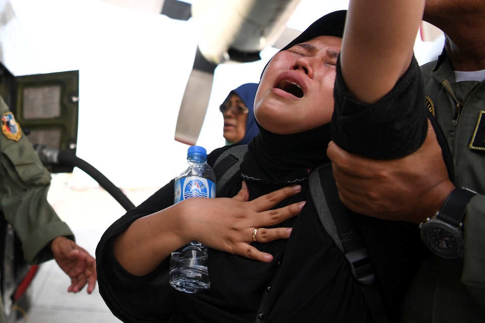Indonesia chạy đua thời gian giải cứu nạn nhân thảm họa kép - 11 Hàng chục cơ quan viện trợ và các tổ chức phi chính phủ đang chờ cung cấp các nhu yếu phẩm cho nạn nhân sau vụ động đất và sóng thần tại Indonesia. Tại Palau, người dân buộc phải hôi của tại các cửa hàng và siêu thị để kiếm đồ ăn khi chưa được nhận viện trợ.