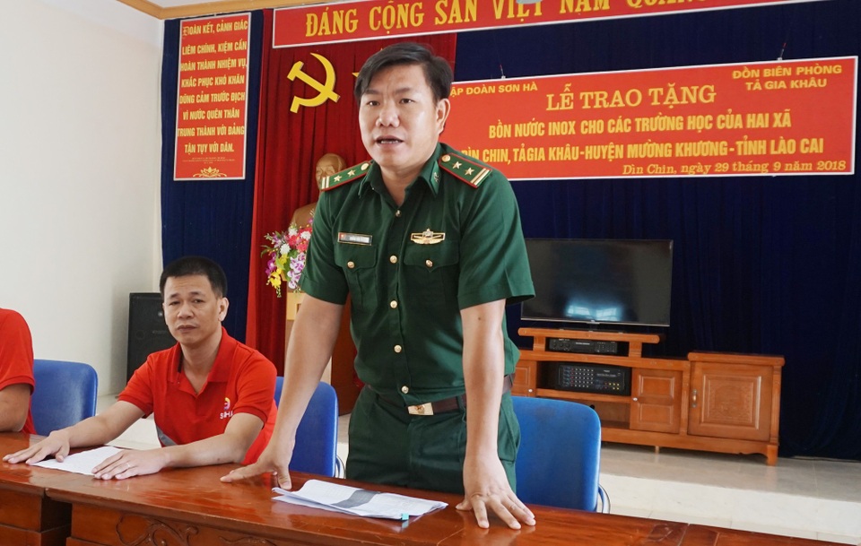 Đến “Trường Sa cạn” nghe người dân kể chuyện đi “săn nước” - 1 Đồn trưởng Đồn Biên phòng Tả Gia Khâu Khổng Hữu Huân chia sẻ những khó khăn về thiếu nước sạch của bà con 2 xã Dìn Chin và Tả Gia Khâu.