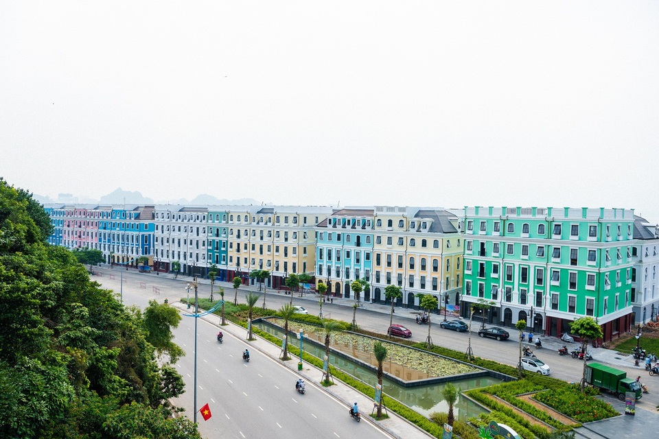 BĐS Hạ Long tăng “phi mã” sau sự kiện khánh thành cao tốc Hạ Long - Hải Phòng - 2
Khu Shophouse - một trong những sản phẩm BĐS được các nhà đầu tư quan tâm