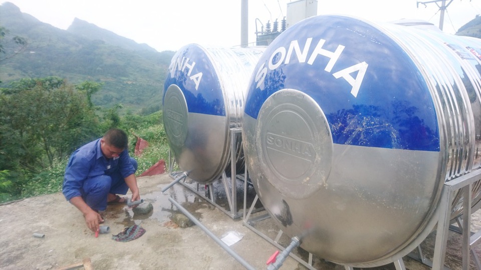 Đến “Trường Sa cạn” nghe người dân kể chuyện đi “săn nước” - 5 ...và đội ngũ kỹ thuật của Sơn Hà trực tiếp nắp đặt các bồn nước để cá nhân, tập thể được trao tặng có thể sử dụng được ngay.
