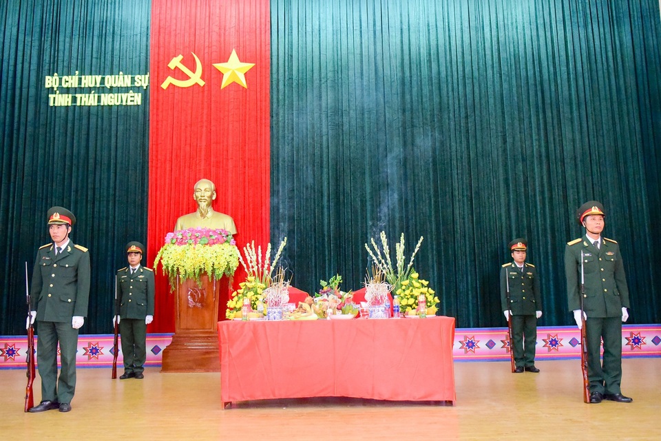 Di vật tìm thấy cùng hài cốt hai phi công MIG-21 gặp nạn ở Tam Đảo - 7
Hài cốt hai phi công cùng các di vật hiện được lưu giữ tại Bộ chỉ huy quân sự tỉnh Thái Nguyên theo những nghi thức quân đội trang trọng.