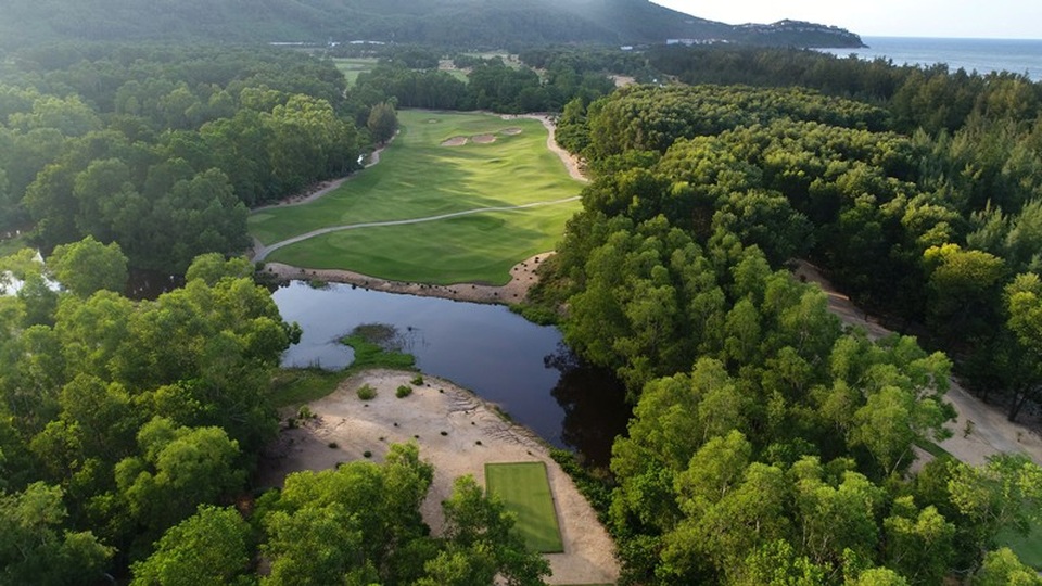 Vì sao biệt thự nghỉ dưỡng Banyan Tree Residences Lăng Cô thu hút giới nhà giàu Việt? - 1 Sân golf thuộc khu phức hợp nghỉ dưỡng Laguna Lăng Cô hướng trực biển và khu biệt thự Banyan Tree Residences trên triền đồi