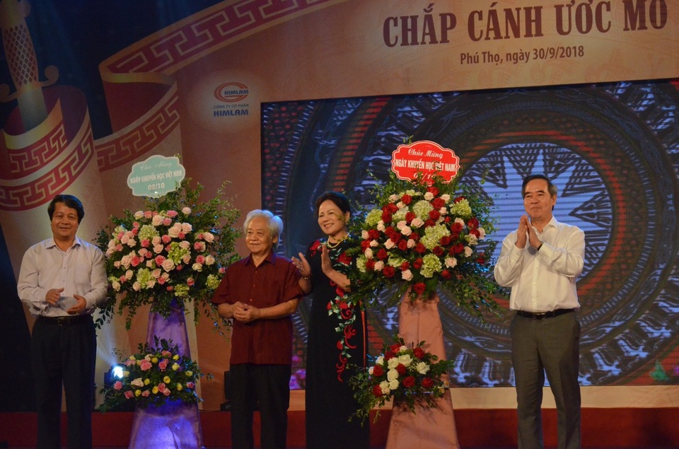 Trao tặng hơn 2 tỷ đồng cho các tấm gương khuyến học, khuyến tài đất Tổ - 2
Tại buổi lễ, ông Nguyễn Văn Bình - Ủy viên Bộ Chính trị, Trưởng Ban Kinh tế Trung ương, Chủ tịch danh dự Quỹ Khuyến học, khuyến tài đất Tổ trao tặng lẵng hoa tươi thắm nhân dịp kỉ niệm ngày Khuyến học Việt Nam (2/10).
