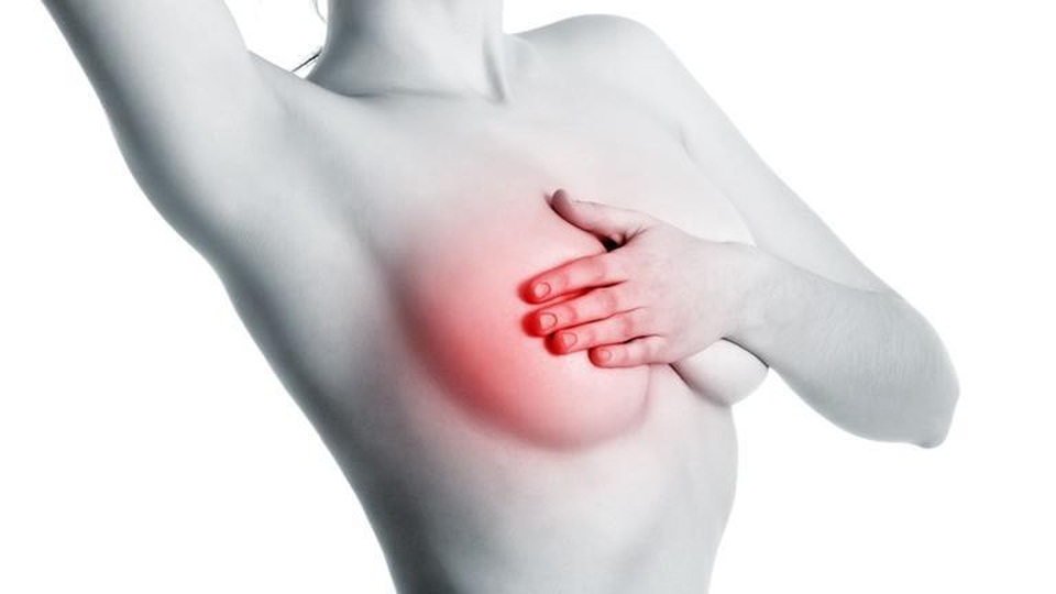 Có 7 triệu chứng này, nghĩ ngay đến ung thư vú! - 2 Đau ngực là triệu chứng cảnh báo bệnh ung thư vú