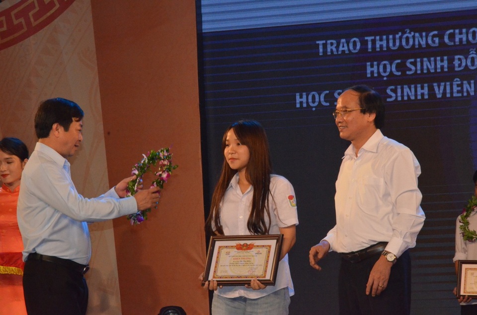 Trao tặng hơn 2 tỷ đồng cho các tấm gương khuyến học, khuyến tài đất Tổ - 3
Ông Bùi Văn Quang - Phó Bí thư tỉnh ủy và ông Hà Kế San - Phó Chủ tịch UBND tỉnh Phú Thọ trao thưởng cho học sinh đỗ thủ khoa.