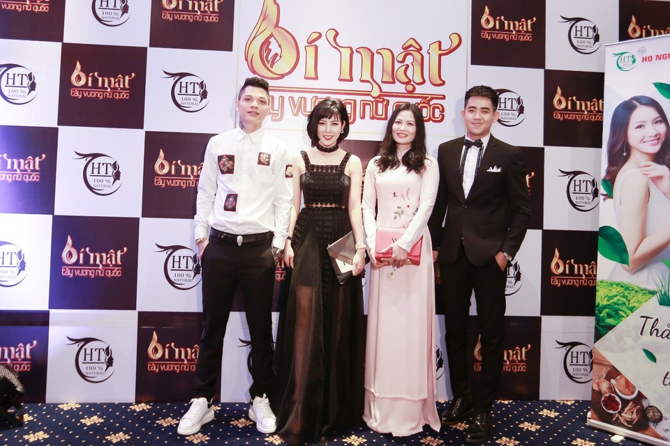 "Bí mật Tây Vương Nữ Quốc" - Hội thảo quy tụ bác sĩ Phụ Khoa hàng đầu Việt Nam - 3
Tổng Giám Đốc Công Ty Hà Thanh (bên trái ngoài cùng), CEO Hoàng Thị Thanh và ca sĩ Đinh Kiến Phong