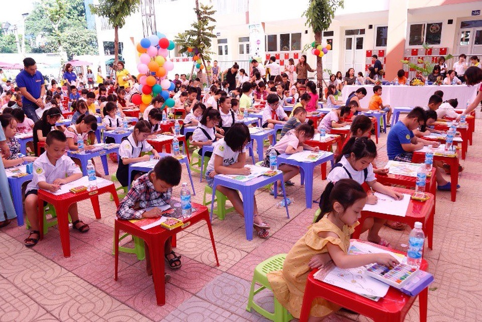 Khởi động cuộc thi “Em vẽ ước mơ của em” lần thứ 10 - 3 Các thí sinh tập trung thể hiện tài năng hội họa của mình