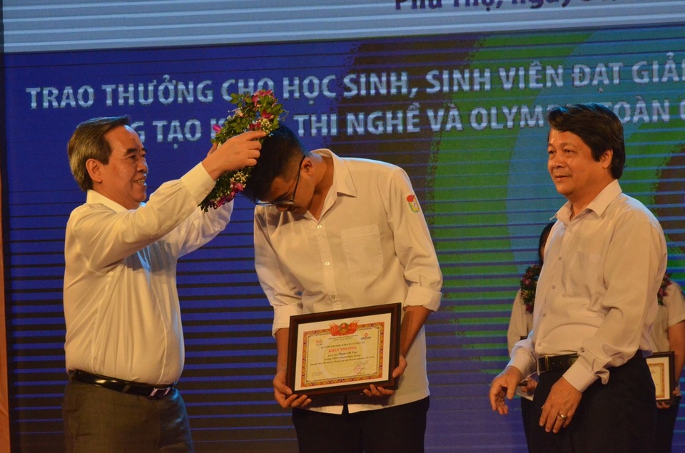 Trao tặng hơn 2 tỷ đồng cho các tấm gương khuyến học, khuyến tài đất Tổ - 4
Ông Nguyễn Văn Bình - Ủy viên Bộ Chính trị, Trưởng Ban Kinh tế Trung ương và ông Hoàng Dân Mạc - Bí thư Tỉnh uỷ trao bằng khen cho học sinh đạt giải Nhất, Nhì trong các kì thi cấp Quốc gia.