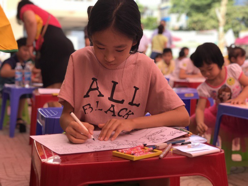 Khởi động cuộc thi “Em vẽ ước mơ của em” lần thứ 10 - 4 Em Song Ju Yoen Linh Đan (lớp 5H, TH Dịch Vọng B) vẽ đôi chân robot dành cho các bạn khuyết tật.