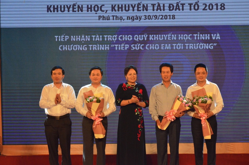Trao tặng hơn 2 tỷ đồng cho các tấm gương khuyến học, khuyến tài đất Tổ - 5
Bà Nguyễn Thị Kim Hải - Chủ tịch Hội khuyến học tỉnh Phú Thọ và ông Nguyễn Minh Tường - Giám đốc Sở GD&ĐT Phú Thọ lên tiếp nhận tài trợ từ các cơ quan, doanh nghiệp và các nhà hảo tâm.