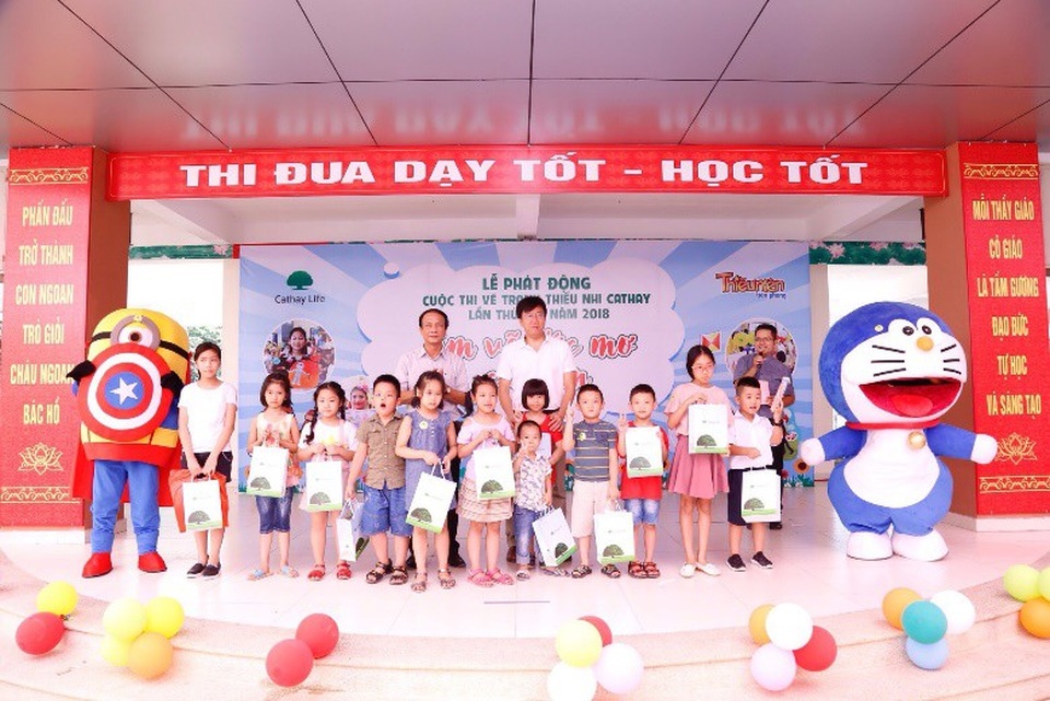 Khởi động cuộc thi “Em vẽ ước mơ của em” lần thứ 10 - 5 Ban tổ chức tặng quà cho các họa sĩ nhí.