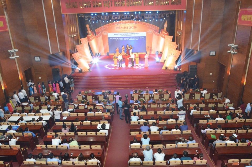 Trao tặng hơn 2 tỷ đồng cho các tấm gương khuyến học, khuyến tài đất Tổ - 6 Trao tặng hơn 2 tỷ đồng cho các tấm gương khuyến học, khuyến tài đất Tổ - 6