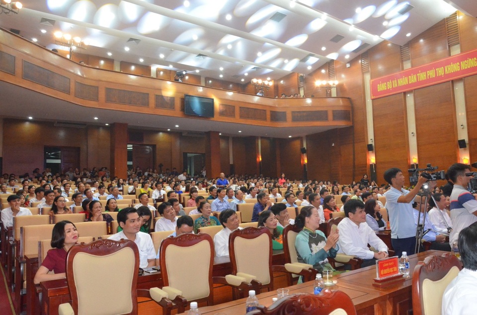 Trao tặng hơn 2 tỷ đồng cho các tấm gương khuyến học, khuyến tài đất Tổ - 7 Trao tặng hơn 2 tỷ đồng cho các tấm gương khuyến học, khuyến tài đất Tổ - 7