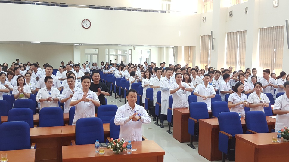 Bác sĩ phải kí cam kết "bàn tay sạch" khi chăm sóc bệnh nhân - 2 Các y bác sĩ cùng thực hiện các bước rửa tay an toàn.