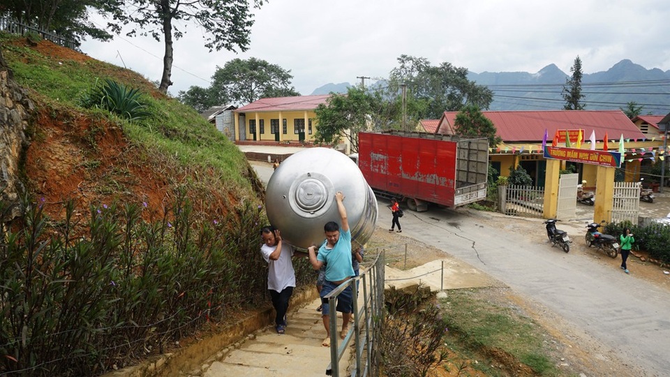 Đến “Trường Sa cạn” nghe người dân kể chuyện đi “săn nước” - 4 Sơn Hà cử đội ngũ nhân viên vận chuyển bồn nước trao tặng đến tận chân công trình của các điểm trường...