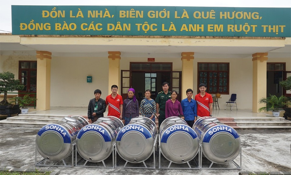 Đến “Trường Sa cạn” nghe người dân kể chuyện đi “săn nước” - 2 Những hộ dân địa phương đến nhận bồn nước mà Sơn Hà trao tặng tại Đồn Biên phòng Tả Gia Khâu.