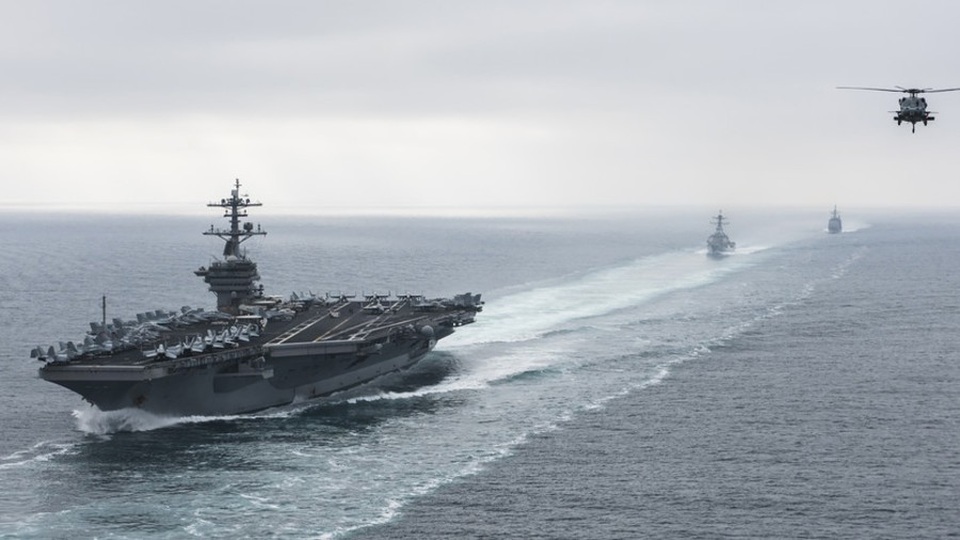Tàu Iran rượt đuổi tàu sân bay Mỹ ở eo biển Hormuz - 1
Tàu sân bay USS Roosevelt của Mỹ (Ảnh: Reuters)