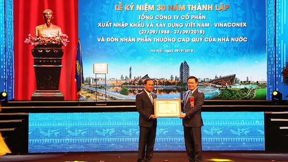 Vinaconex tự hào là thương hiệu hàng đầu ngành xây dựng Việt Nam - 3
Uỷ viên Bộ Chính Trị - Phó Thủ tướng Chính phủ Vương Đình Huệ thay mặt Đảng và Nhà nước trao tặng Huân chương Lao động Hạng Ba cho Tổng công ty Vinaconex