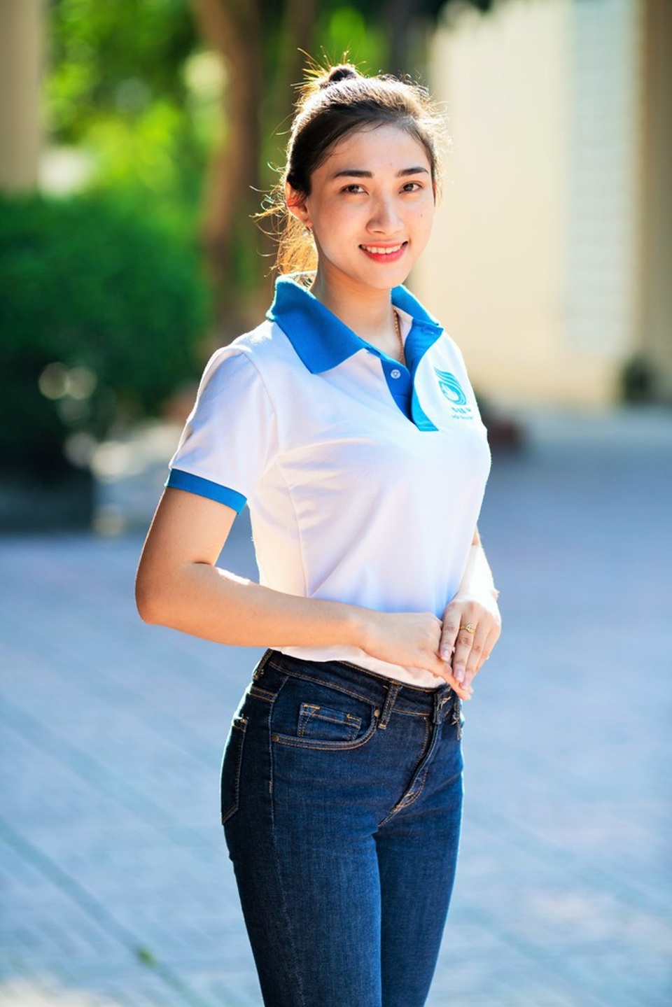 Ngắm 16 nữ sinh xinh đẹp của cuộc thi Hoa khôi sinh viên Nghệ An 2018 - 5
SBD 05: Lê Thị Oanh (SN 1998, sinh viên K38D Mầm non, Trường CĐSP Nghệ An). Cao: 1m65 Cân nặng: 50kg. Số đo 3 vòng: 84-65-86. Năng khiếu: Múa. Sở thích: Đi du lịch, làm tình nguyện. Ước mơ: Trở thành một giáo viên mầm non giỏi. Châm ngôn sống: Đừng bao giờ từ bỏ bởi khi cánh cửa này đóng lại sẽ có một cánh cửa khác sẽ mở ra!.