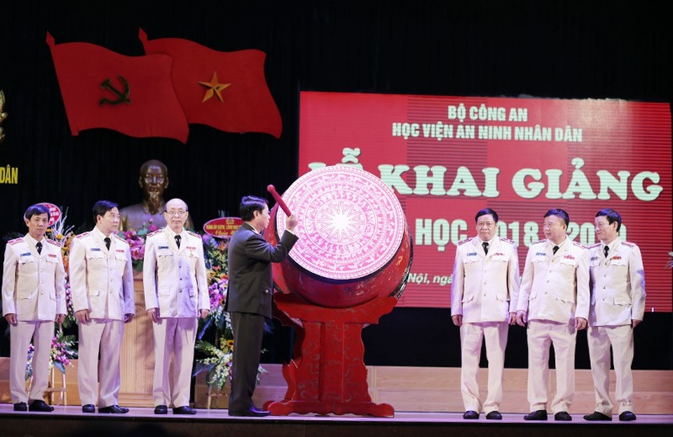 336 tân học viên khóa 50 Học viện An ninh nhân dân bước vào năm học mới - 1 Thượng tướng Bùi Văn Nam - Thứ trưởng Bộ Công an đánh trống khai giảng năm học mới tại Học viện An ninh nhân dân