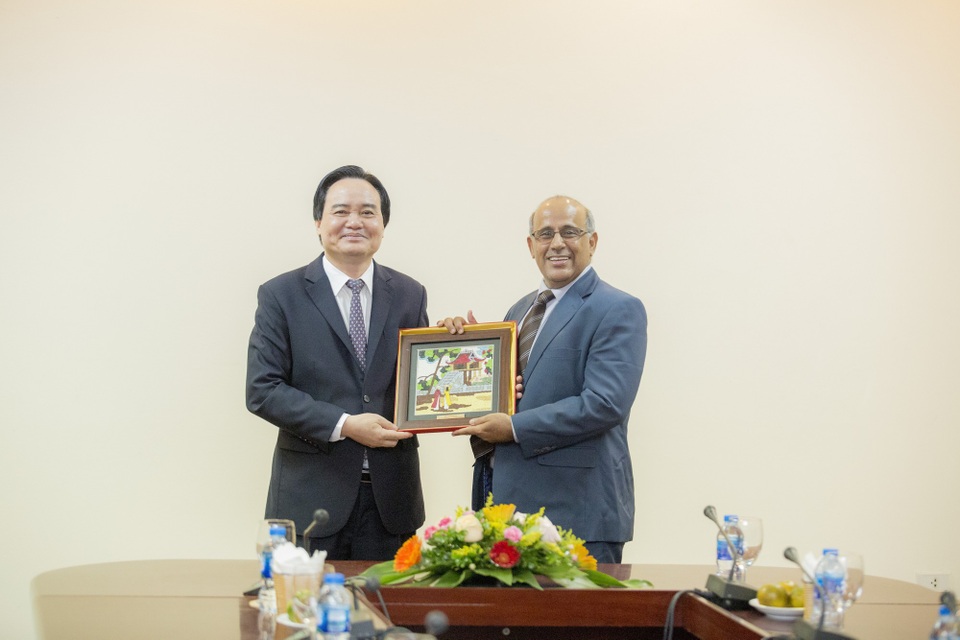 Bộ trưởng Phùng Xuân Nhạ đề nghị UNICEF tiếp tục hỗ trợ học sinh Việt Nam - 1
Bộ trưởng Phùng Xuân Nhạ và ông Youssouf Abdel-Jelil, Trưởng đại diện Quỹ nhi đồng Liên hợp quốc tại Việt Nam.