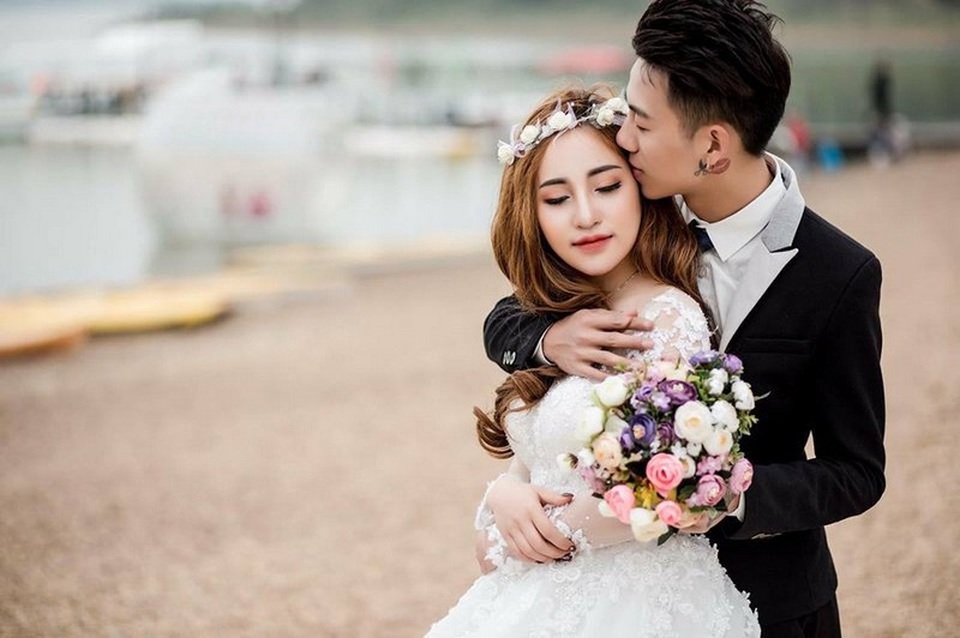 Chồng "soái ca" tặng quà 20/10 sớm cho vợ trị giá hơn 1 tỷ đồng - 2 Vợ chồng Phú Khang và Hoàng Hà Anh