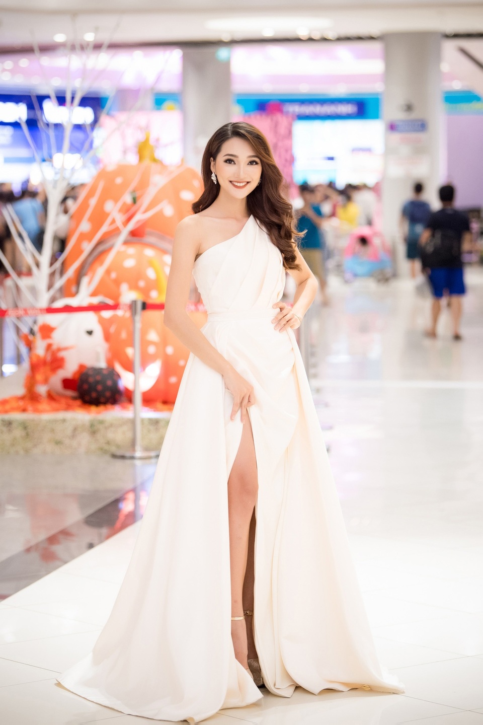 Tại sao BTV Ngọc Trinh thân thiết Hồ Ngọc Hà dù từng là antifan? - 6 Thời gian qua, cô gái có gương mặt đẹp nhất Hoa hậu Hoàn vũ 2017 Ngọc Nữ gây ấn tượng trong hành trình cổ vũ World Cup 2018 tại Nga. Cô cũng có chuyến đi đáng nhớ với chuyến tàu không điện, không đồ ăn, không sóng điện thoại... đến cổ vũ đội tuyển Anh. Trở về Việt Nam, cô tất bật với hàng loạt sự kiện.