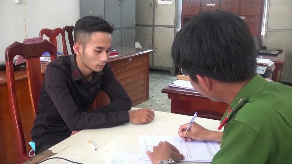 Tự gây thương tích rồi đến công an trình báo bị cướp tiền và xe - 1 Đối tượng Nguyễn Văn Thông tại cơ quan điều tra