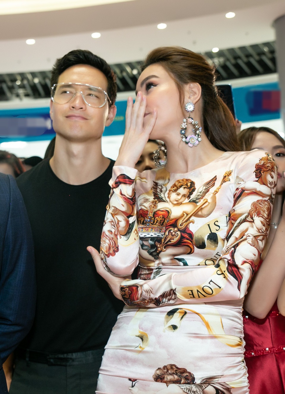 Tại sao BTV Ngọc Trinh thân thiết Hồ Ngọc Hà dù từng là antifan? - 3 Không lên tiếng phân trần giữa loạt tin đồn tình cảm rạn nứt nhưng hàng loạt những hành động thân thiết của Hà Hồ và Kim Lý thời gian qua cho thấy tình cảm giữa họ vẫn tốt đẹp.