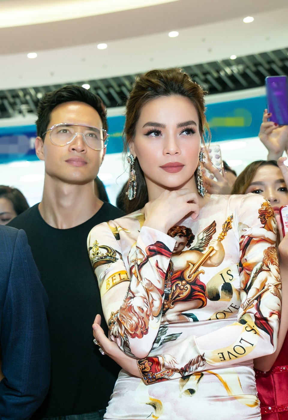 Tại sao BTV Ngọc Trinh thân thiết Hồ Ngọc Hà dù từng là antifan? - 2 Người tình Kim Lý cũng có mặt với Hồ Ngọc Hà, cả hai quấn quýt bên nhau.