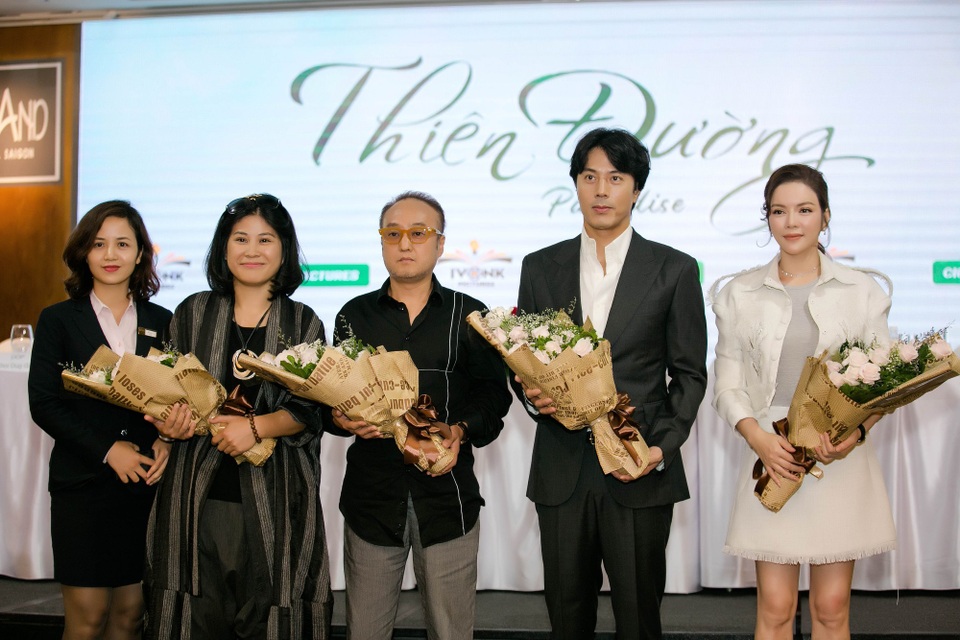Dung mạo điển trai của nam diễn viên “Giày thuỷ tinh” sau 16 năm - 6 “Dù thoại khác ngôn ngữ nhưng anh Han diễn quá giỏi, nhiệt tình hỗ trợ, biết cách nâng cảm xúc bạn diễn. Anh Han cũng hy vọng Thiên Di rất nhiều vì đây là vai mấu chốt cho cả câu chuyện. Đây là áp lực đối với Kỳ. Ảnh tạo không khí vui cho chị Kỳ, chỉ cần nhìn ánh mắt là biết diễn thế nào. Ảnh sống rất tình cảm. Ảnh không cần cao sang lộng lẫy khi xuất hiện. Ảnh vui vì ngồi với ê-kíp yêu quý”, Lý Nhã Kỳ bật mí thêm.