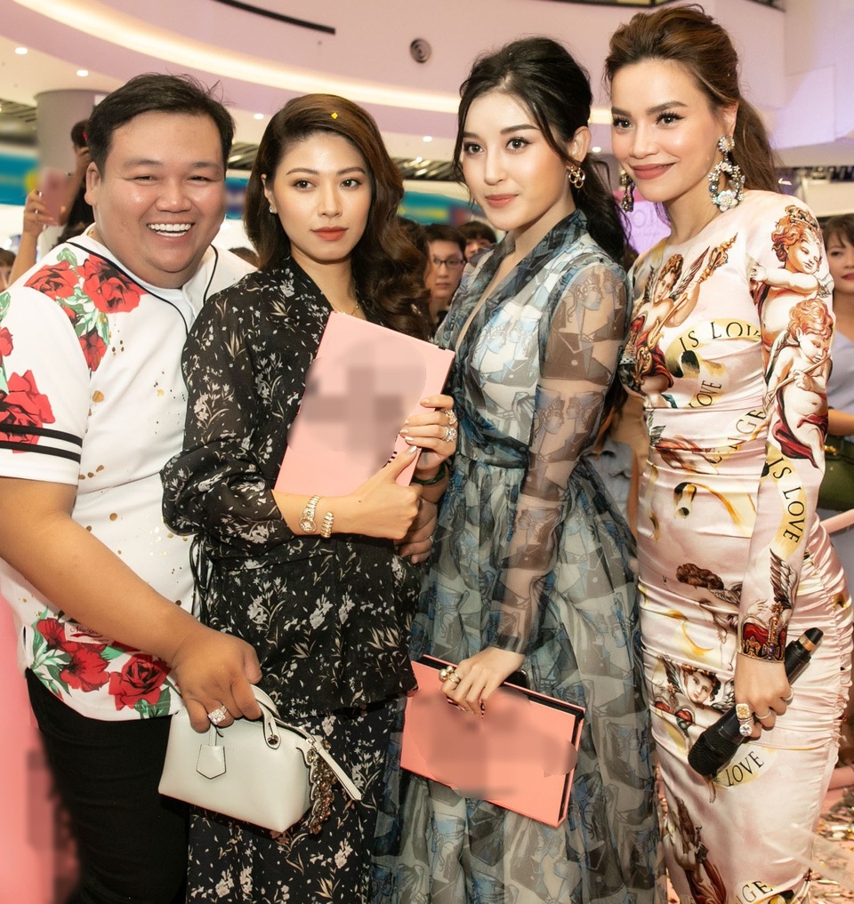 Tại sao BTV Ngọc Trinh thân thiết Hồ Ngọc Hà dù từng là antifan? - 1 Hồ Ngọc Hà và Ngọc Trinh rạng rỡ khoe nhan sắc mỗi người một phong cách. Á hậu Huyền My cũng có mặt và vui vẻ trò chuyện cùng các đàn chị. Huyền My hiện đang học việc ở VTV và nhận được sự hướng dẫn nhiệt tình của BTV Thuỵ Vân và BTV Ngọc Trinh.