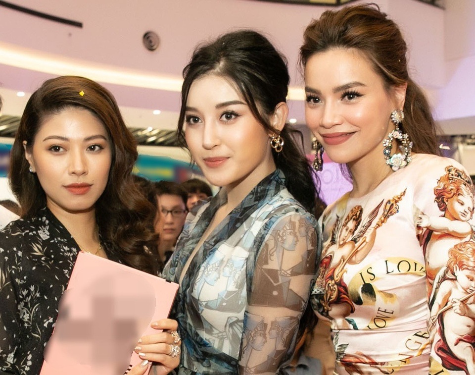 Sự cố ngã trên sóng VTV của BTV Thuỵ Vân, “bí mật” của BTV Hoài Anh - 5 BTV Ngọc Trinh VTV và Hồ Ngọc Hà giờ đây là những người bạn thân thiết, gắn bó, những sự kiện quan trọng, Ngọc Trinh đều có mặt để ủng hộ Hồ Ngọc Hà. Tuy nhiên, Ngọc Trinh cũng thừa nhận, cô từng là antifan của Hồ Ngọc Hà trước khi có mối thân tình với đàn chị.
