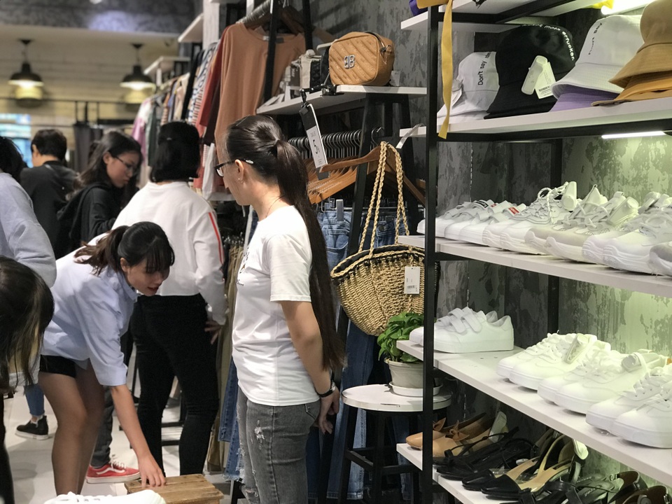 Gió lạnh đầu mùa, dân Hà Nội ùa đi mua quần áo rét - 6 Nhân viên phải quan sát để tránh thất thoát đồ