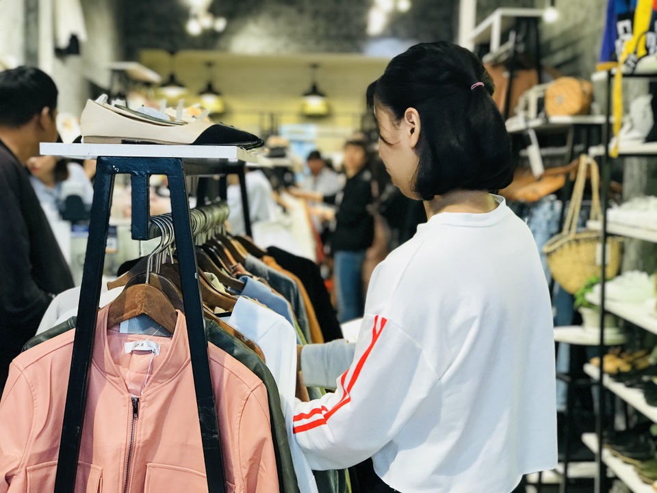 Gió lạnh đầu mùa, dân Hà Nội ùa đi mua quần áo rét - 5 Khách chọn đồ
