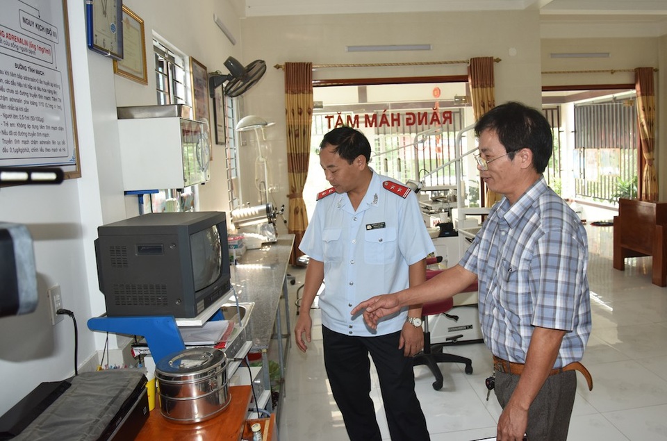 Phát hiện hơn 150 cơ sở hành nghề y dược hoạt động không phép - 3 Tại thời điểm kiểm tra sáng ngày 8/10, điều dưỡng chưa có chứng chỉ hành nghề đang thực hiện xử lý tủy răng cho bệnh nhân. (Ảnh: TC)