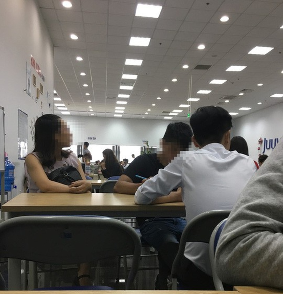 Việc làm ảo tràn lan mạng xã hội: Cảnh giác với các chiêu trò - 1 Ứng viên ngồi chờ phỏng vấn để được làm cộng tác viên bán hàng của Juuva Ảnh: Ý Linh