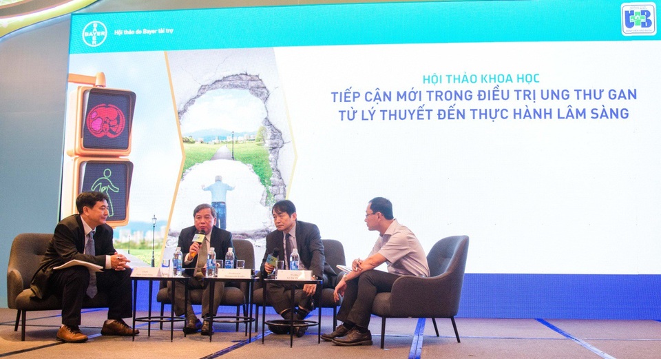 Thêm liệu pháp điều trị ung thư gan giai đoạn tiến xa - 3 BS. CKII Nguyễn Đình Song Huy Phó Giám đốc Trung tâm Ung bướu kiêm Trưởng khoa U gan, Bệnh viện Chợ Rẫy (thứ hai từ trái sang) thảo luận tại hội thảo