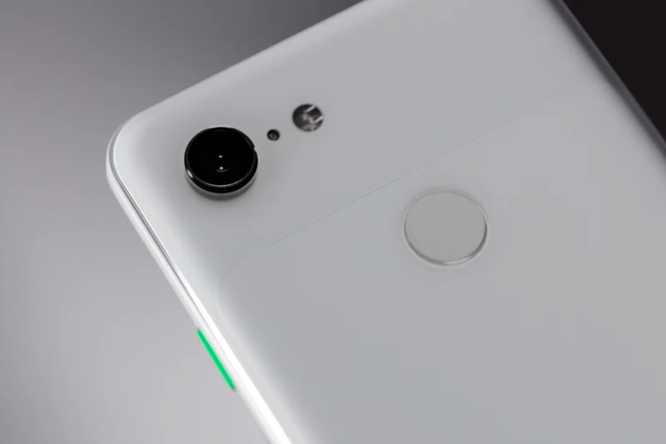 Google trình làng bộ đôi Pixel 3 và 3 XL - Màn hình lớn và camera tốt hơn - 2 Bộ đôi Pixel mới vẫn có thiết kế 2 phần tách biệt ở mặt sau và vẫn “trung thành” với một camera chính trên sản phẩm