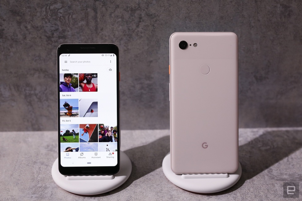 Google trình làng bộ đôi Pixel 3 và 3 XL - Màn hình lớn và camera tốt hơn - 8 Đế sạc không dây Pixel Stand dành cho bộ đôi Pixel mới