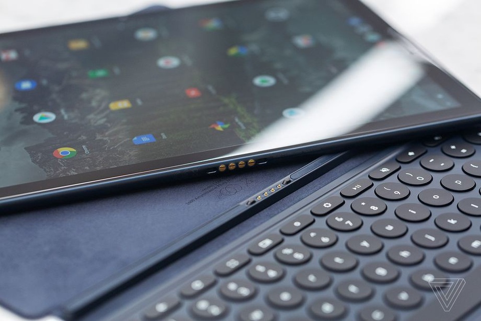 Google ra máy tính bảng Pixel Slate để cạnh tranh với iPad Pro và Surface Pro - 3 Phần tiếp xúc giữa bàn phím rời và máy tính bảng