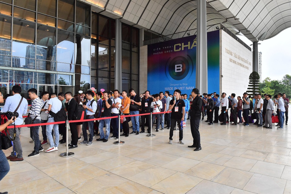 Bphone 3 có thiết kế tràn đáy, camera ấn tượng, giá từ 6,9 triệu đồng - 3 Bphone 3 có thiết kế tràn đáy, camera ấn tượng, giá từ 6,9 triệu đồng - 3